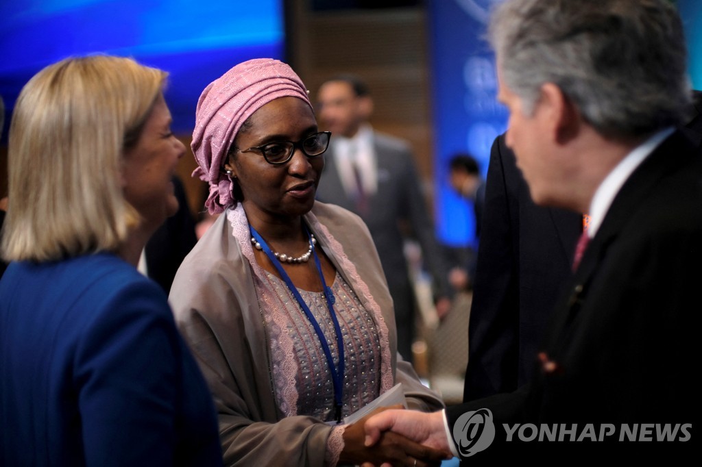 지난 2019년 워싱턴서 열린 IMF·세계은행 연례 춘계회의에 참석한 나이지리아 재무장관(중앙) 