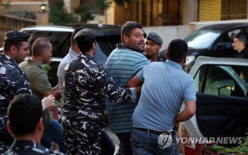 예금인출 막힌 레바논 시민의 은행 공격 확산…하루 5건