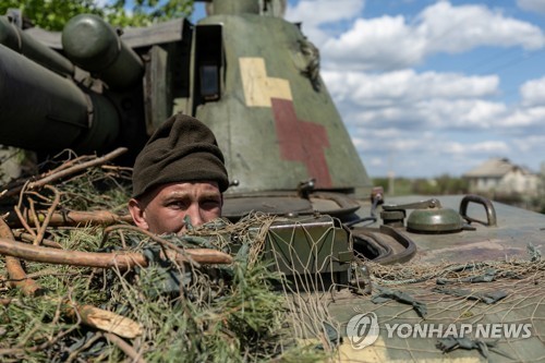 우크라이나 동부 리만 지역 탈환 작전에 나선 우크라이나군 병사 