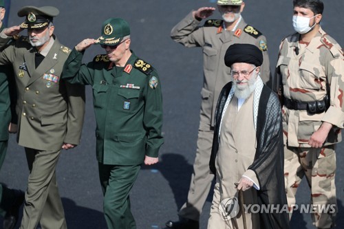 군 행사에 참석한 이란 최고 지도자