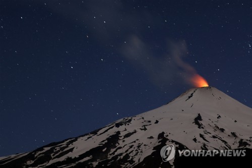 칠레 비야리카 화산서 220ｍ 불기둥…폭발 징후에 당국 긴장