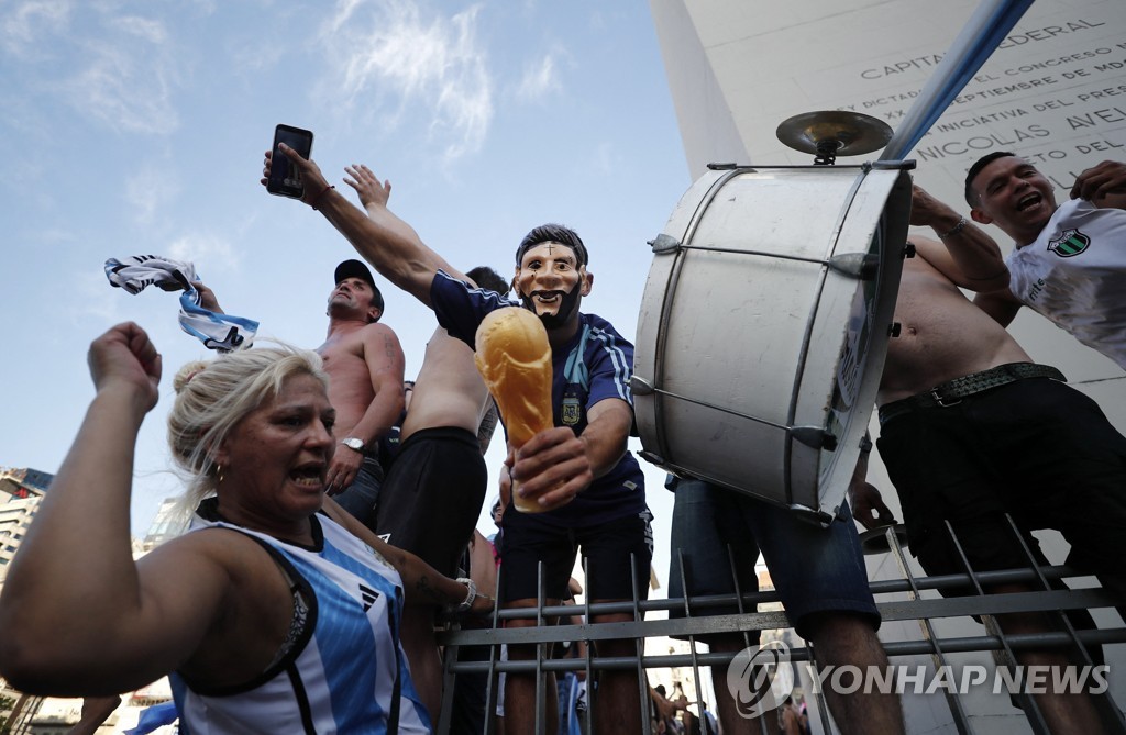 크로아티아전을 지켜보기 위해 수도 부에노스아이레스 광장에 모여 환호했던 아르헨티나 국민. 월드컵 트로피 모형을 들고 있다. 