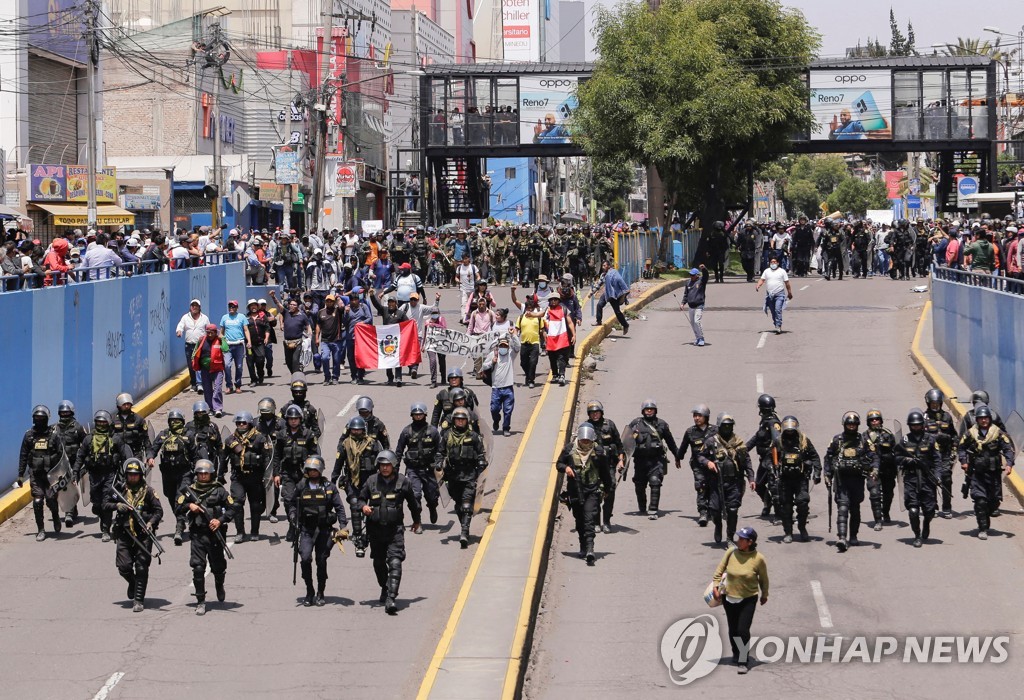 페루의 탄핵 반발 시위대와 진압 경찰 