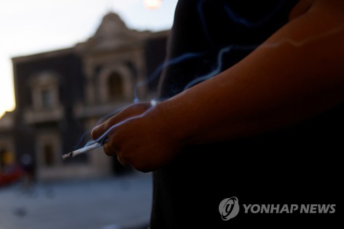 '강력 금연법' 시행 전 멕시코 시우다드후아레스 한 광장에서 흡연하는 시민