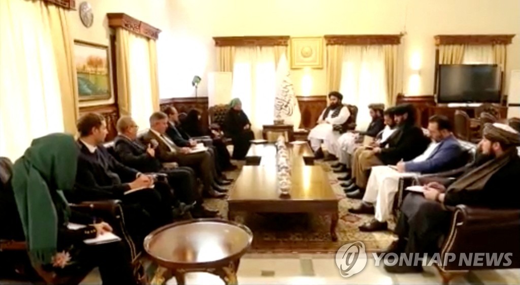 유엔 대표단이 아프간 외부무 장관 대행과 접견하는 모습
