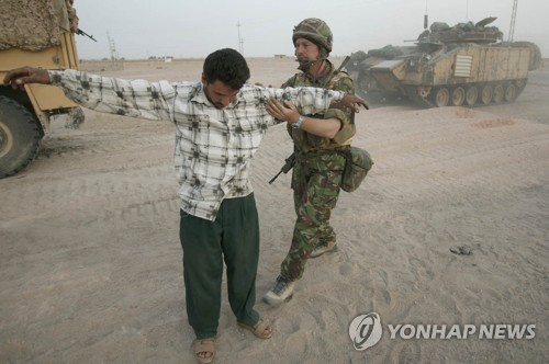 지난 2003년 이라크전 당시 영국 병사에게 몸수색을 당하는 이라크인
