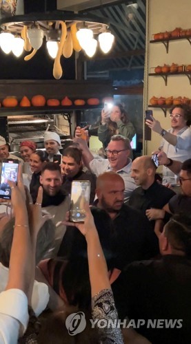 "축구의 신 메시가 나타났다!"…한밤중 아르헨 식당에 팬들 운집