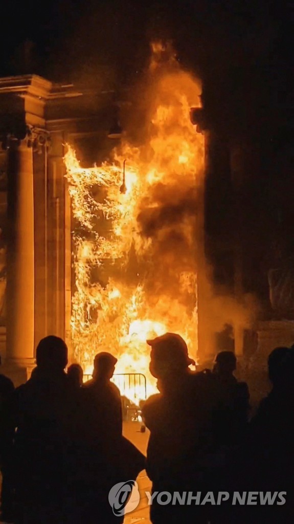 프랑스 연금개혁 시위 와중에 화재가 발생한 보르도 시청 건물. 