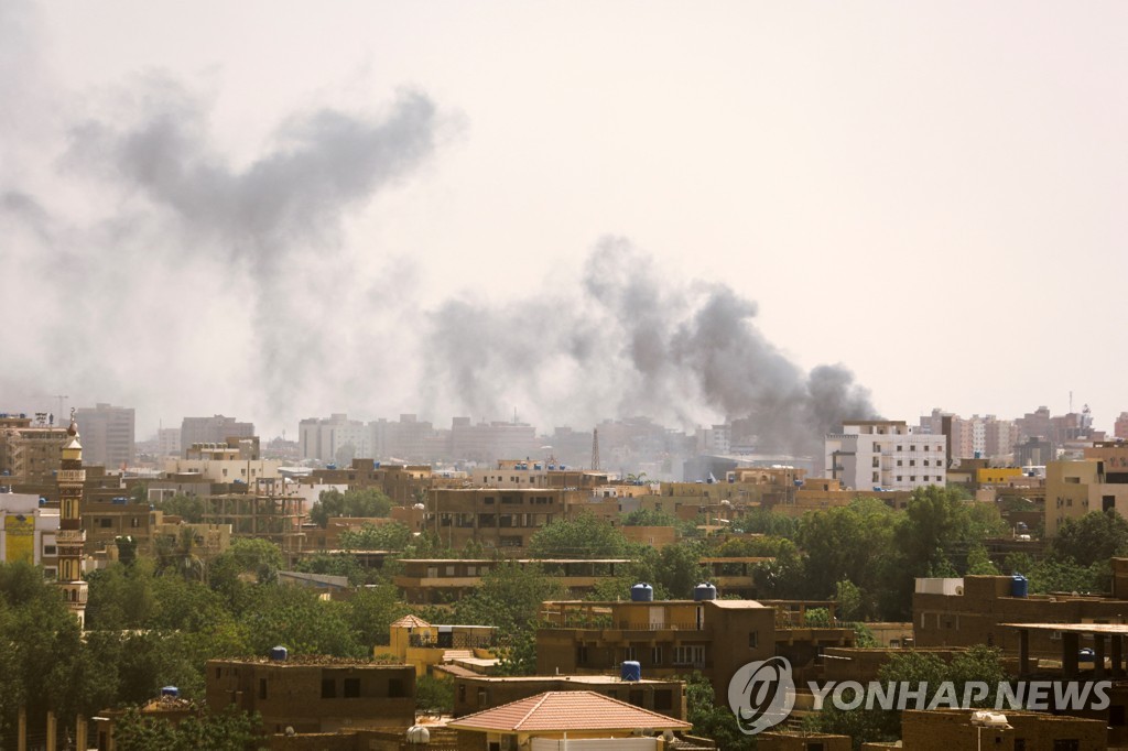 En esta foto de Reuters, el humo se eleva sobre los edificios durante los enfrentamientos entre las Fuerzas de Apoyo Rápido paramilitares y el ejército en Jartum, Sudán, el 17 de abril de 2023. (Yonhap)