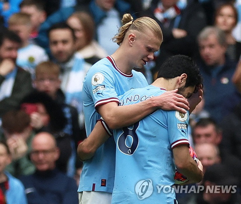 PK 실축한 귄도안 위로하는 홀란