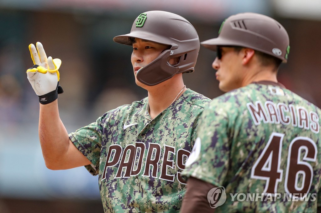 중전 안타로 출루하고 세리머니하는 샌디에이고김하성(왼쪽)