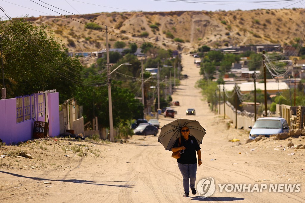 땡볕 걷는 여성