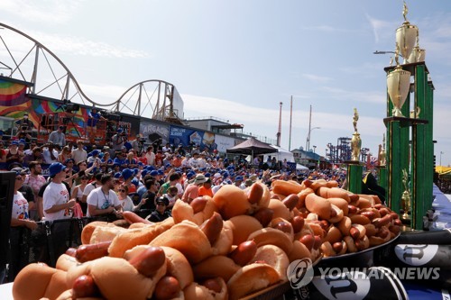  벼락·폭우도 못 이긴 미국인의 핫도그 사랑
