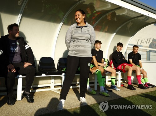 영국 남자 프로축구 사상 첫 여자 감독…4부리그 팀 맡은 딩글리