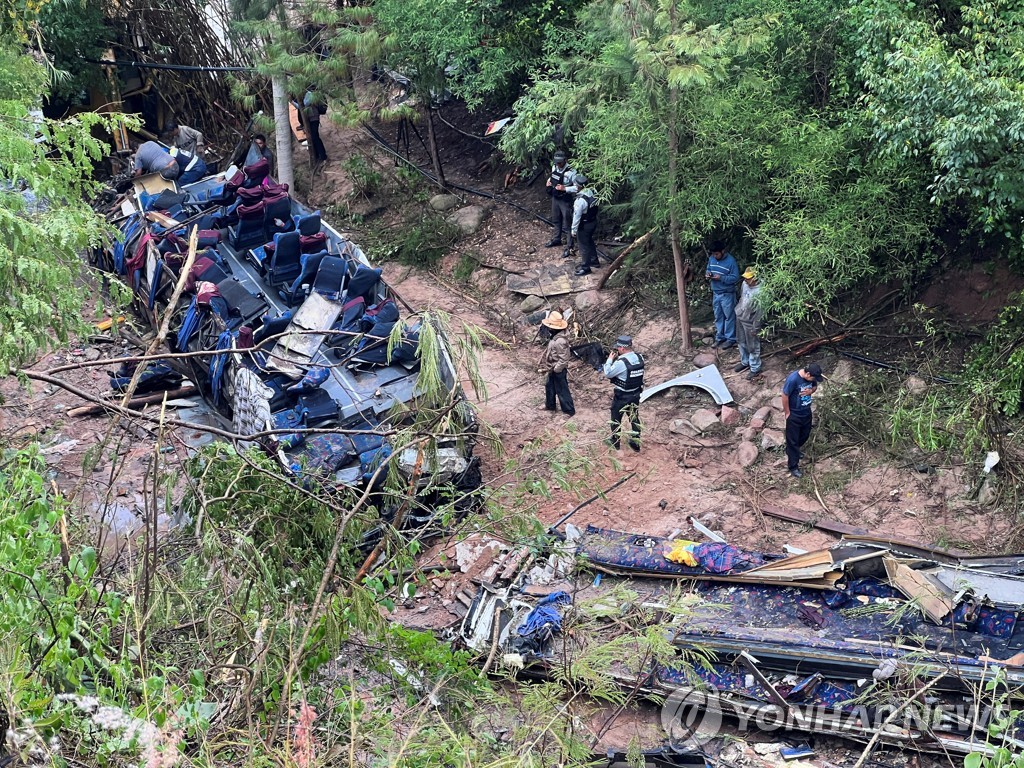 멕시코 고속도로 버스 20m 절벽아래 추락최소 27명 사망 연합뉴스 6736