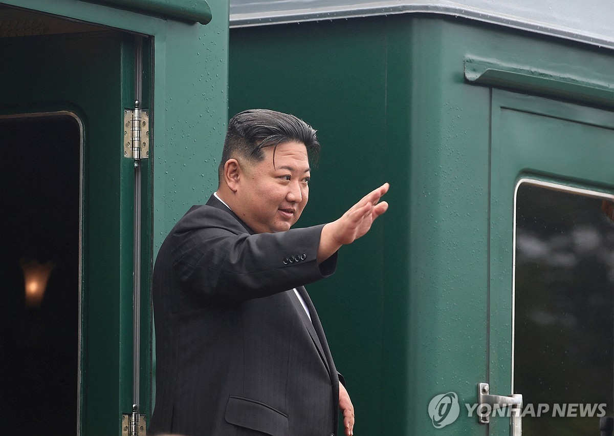 كوريا الشمالية: الزعيم كيم جونغ-أون يغادر فلاديفوستوك عائدا إلى بلاده بعد زيارته الناجحة إلى روسيا - 1