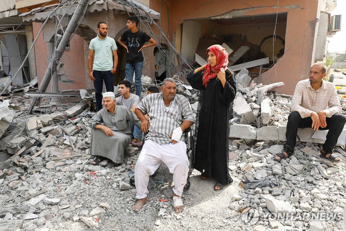 집이 파괴된 가자지구 주민