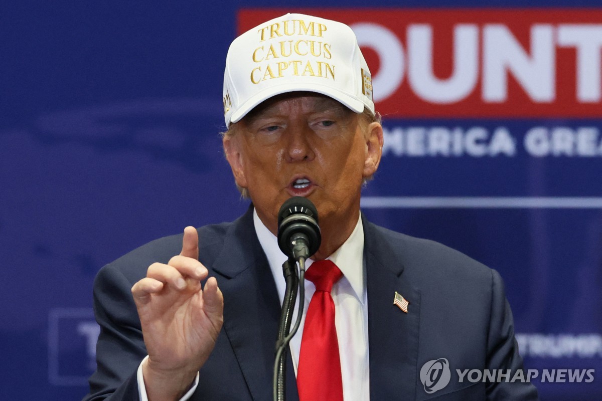 Esta foto, publicada por Reuters, muestra al expresidente estadounidense Donald Trump hablando durante un mitin en Indianola, Iowa, el 14 de enero de 2024. (Yonhap)