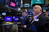 NYSE 입회장에서 일하는 트레이더들의 모습