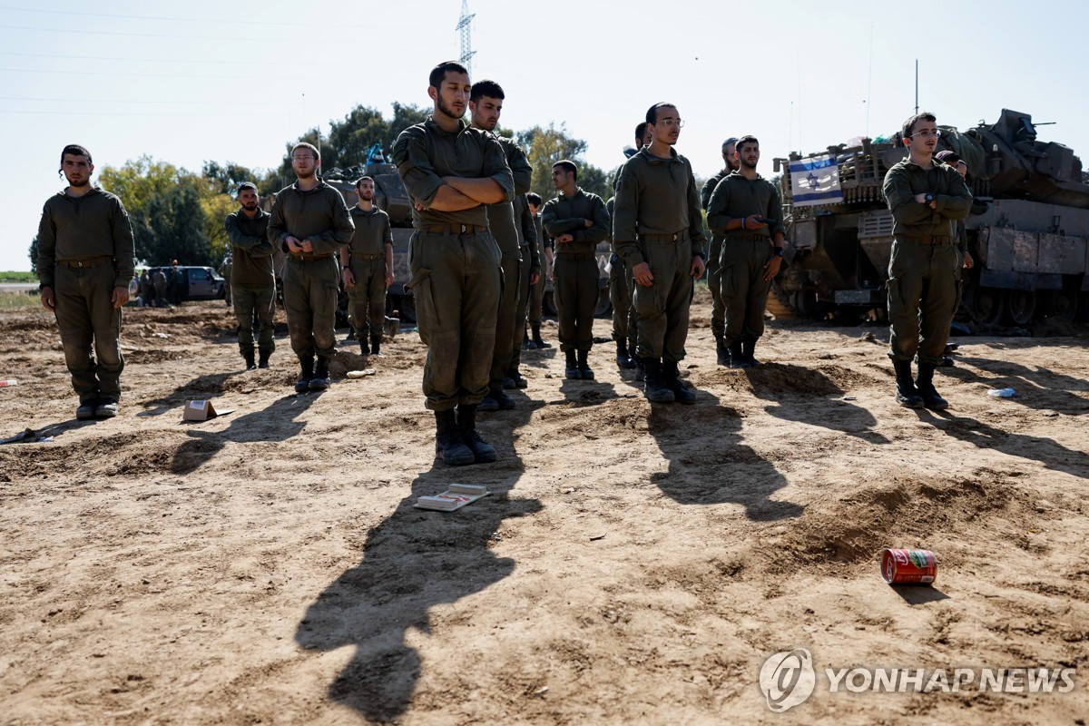 가자지구 진입에 앞서 기도를 올리는 이스라엘군 병사들