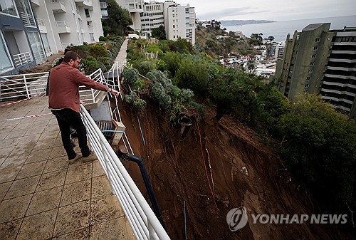폭우 덮친 칠레 해안도시에 대형 싱크홀…고급 아파트 붕괴 위험