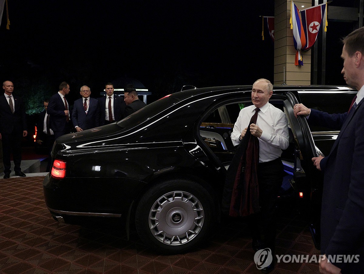 아우루스에서 내리는 푸틴과 김정은