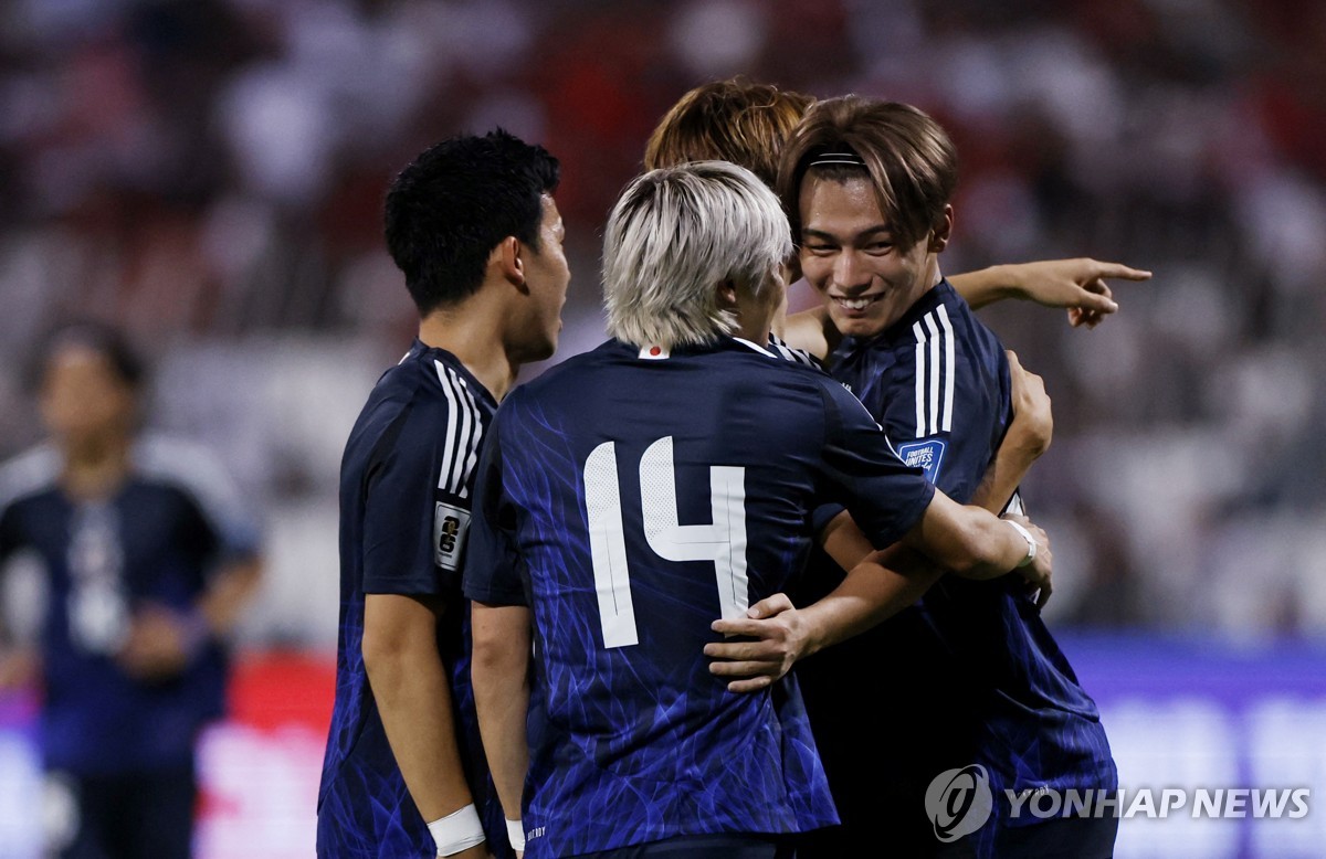 기뻐하는 일본 축구 대표팀 선수들