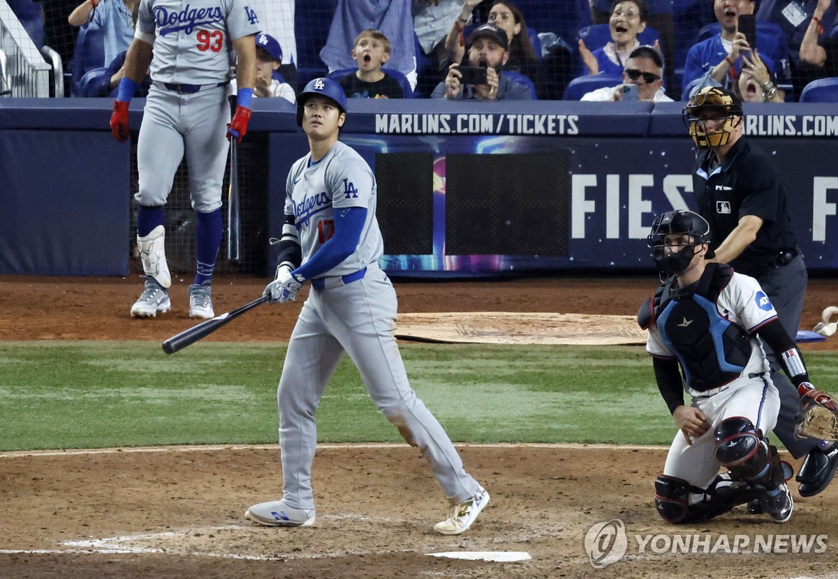 역사적인 50홈런 달성 순간 타구를 바라보는 오타니