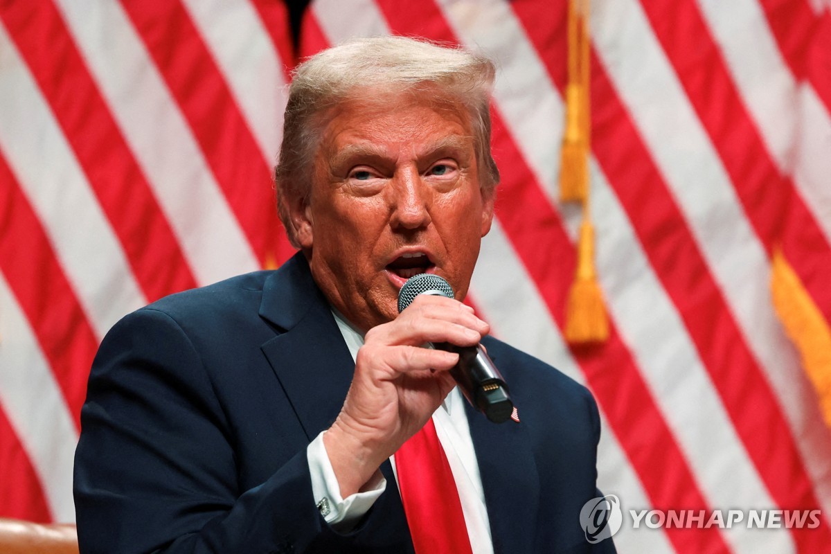 El expresidente de Estados Unidos, Donald Trump, participa en una charla junto a la chimenea con Tucker Carlson en 'Tucker Carlson Live on Tour' en Desert Diamond Arena, en Glendale, Arizona, el 31 de octubre de 2024, en esta fotografía publicada por Reuters. (Yonhap)