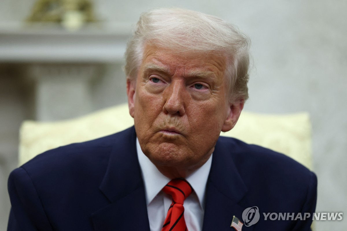 El presidente de los Estados Unidos, Donald Trump, reacciona cuando se encuentra con el secretario general de la OTAN, Mark Rutte, en la Oficina Oval de la Casa Blanca en Washington el 13 de marzo de 2025, en esta foto publicada por Reuters. (Yonhap)