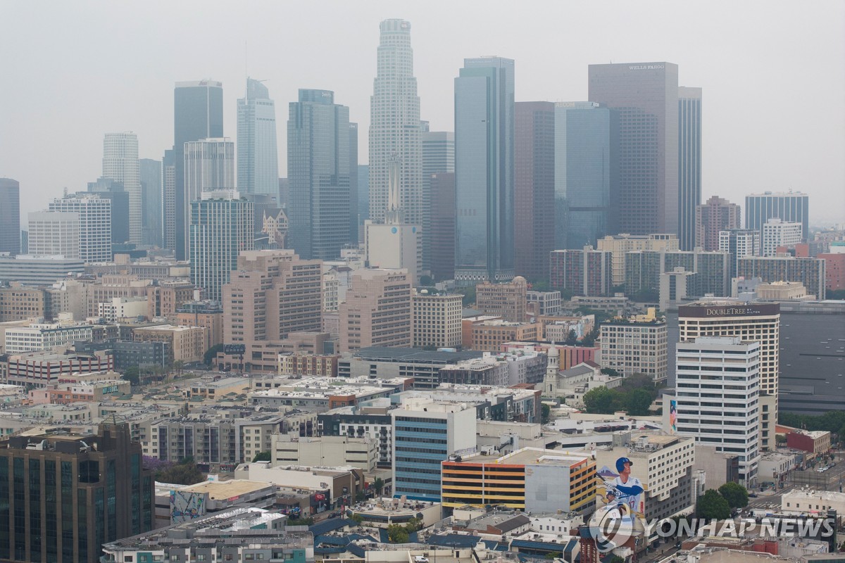 10일 오전 LA 도심 전경