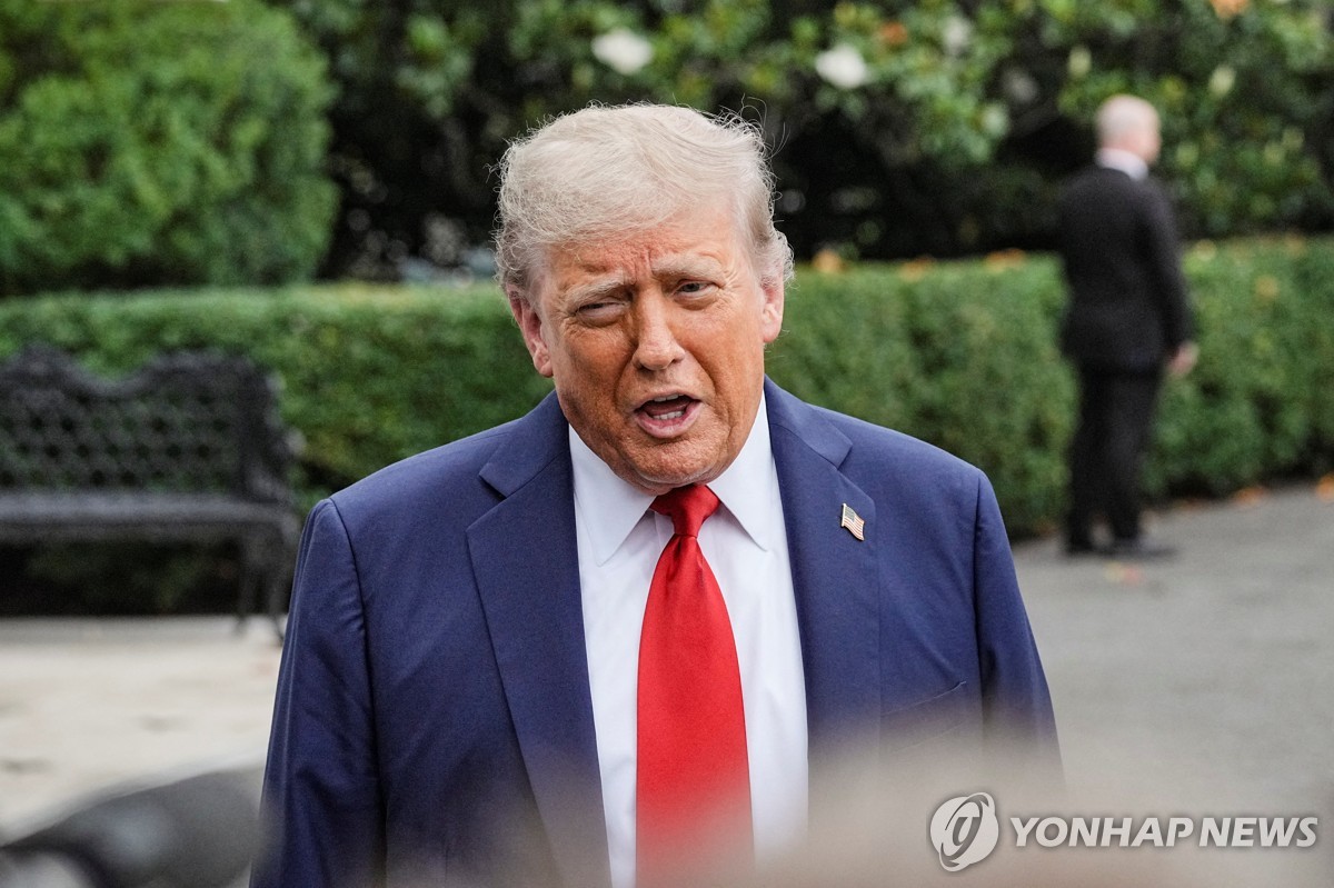 취재진과 문답하는 트럼프