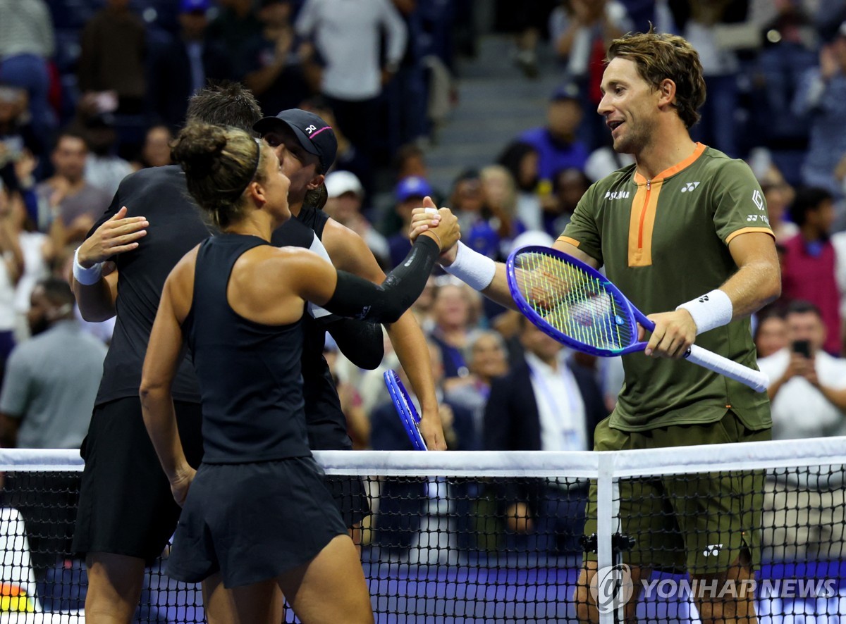 승부 갈린 뒤 인사하는 선수들