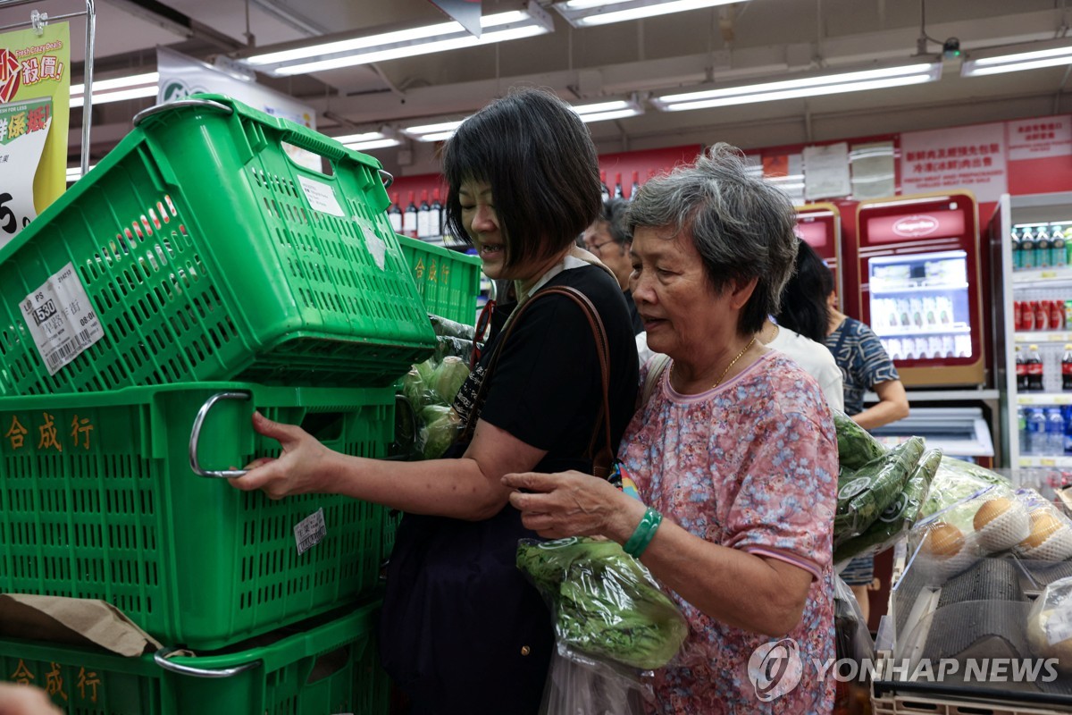 광둥성 방파제에 덮친 파도
