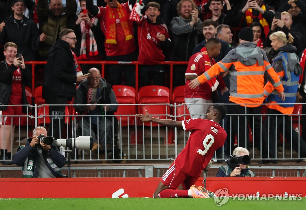 이사크는 데뷔골·에키티케는 골 넣고 퇴장…리버풀 '진땀 승리'