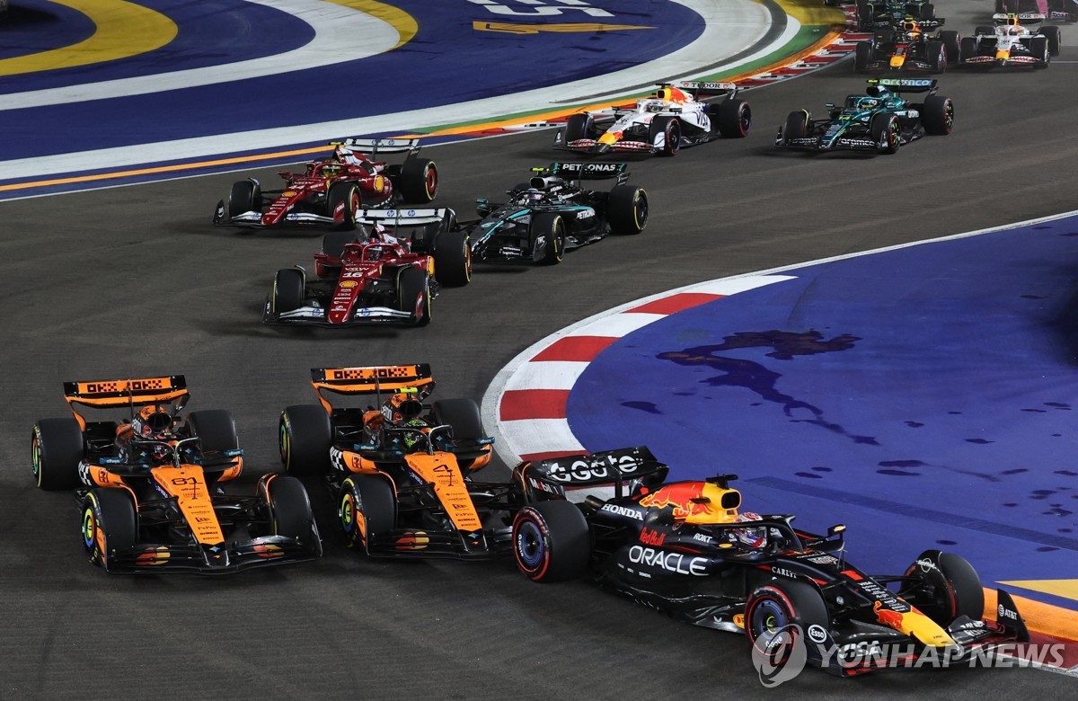 1랩 3번 코너에서 경쟁하는 랜도 노리스(오른쪽)와 오스카르 피아스트리