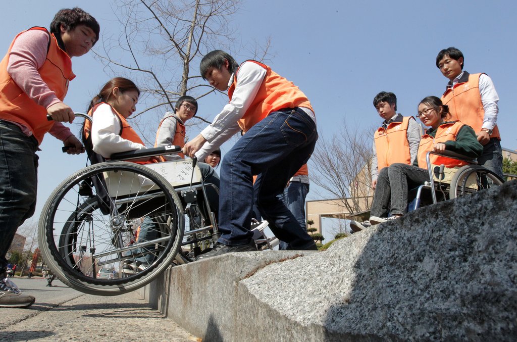 휠체어 체험하는 학생들