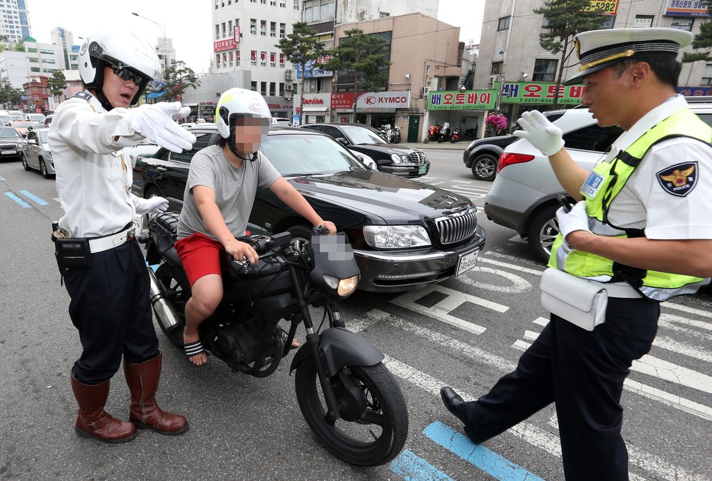 '사고·범죄예방' 서울시내 배달용 오토바이 일제점검 | 연합뉴스