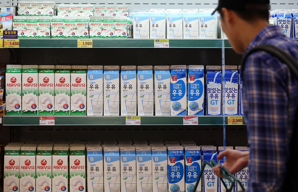 대형마트 우유 코너에 진열돼있는 NB제품과 PB제품(빨간색 L로고) (연합뉴스 자료사진)
