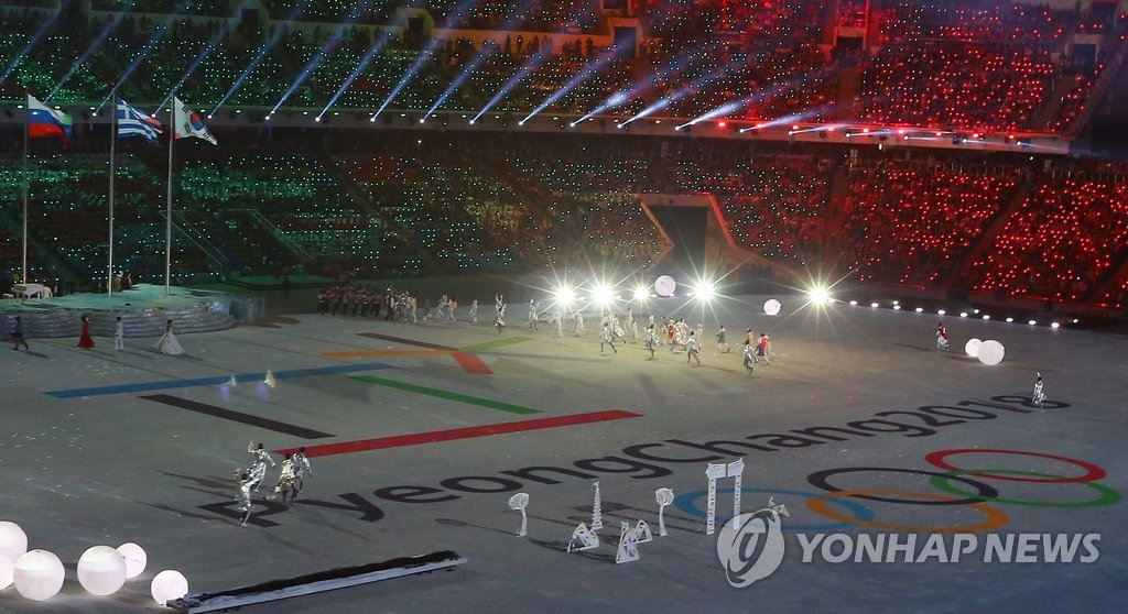 작년 2월 24일 열린 2014 소치 동계올림픽 폐막식 모습. 2018 대회 개최지인 평창의 로고가 폐막식장인 피시트 올림픽 스타디움 바닥에 나타나 있다. 