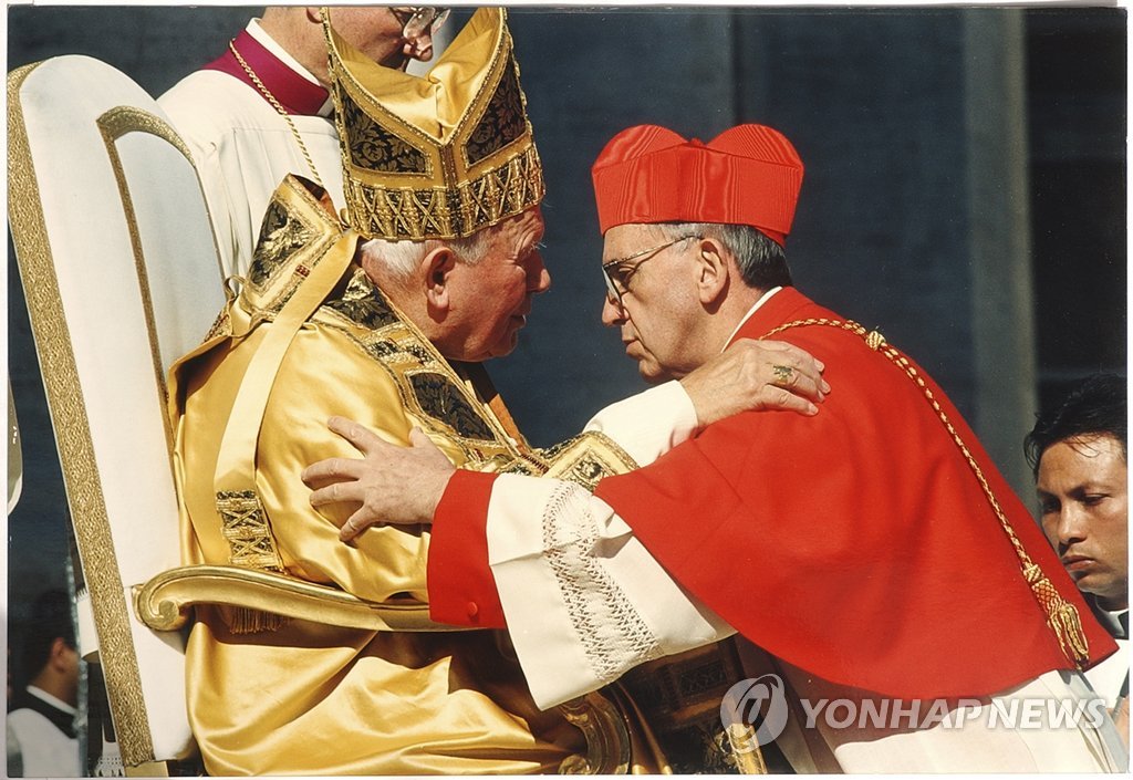 교황 프란치스코가 지난 2001년 아르헨티나 부에노스아이레스에서 교황 요한 바오로 2세를 알현하는 모습. (AP=연합뉴스 DB) 