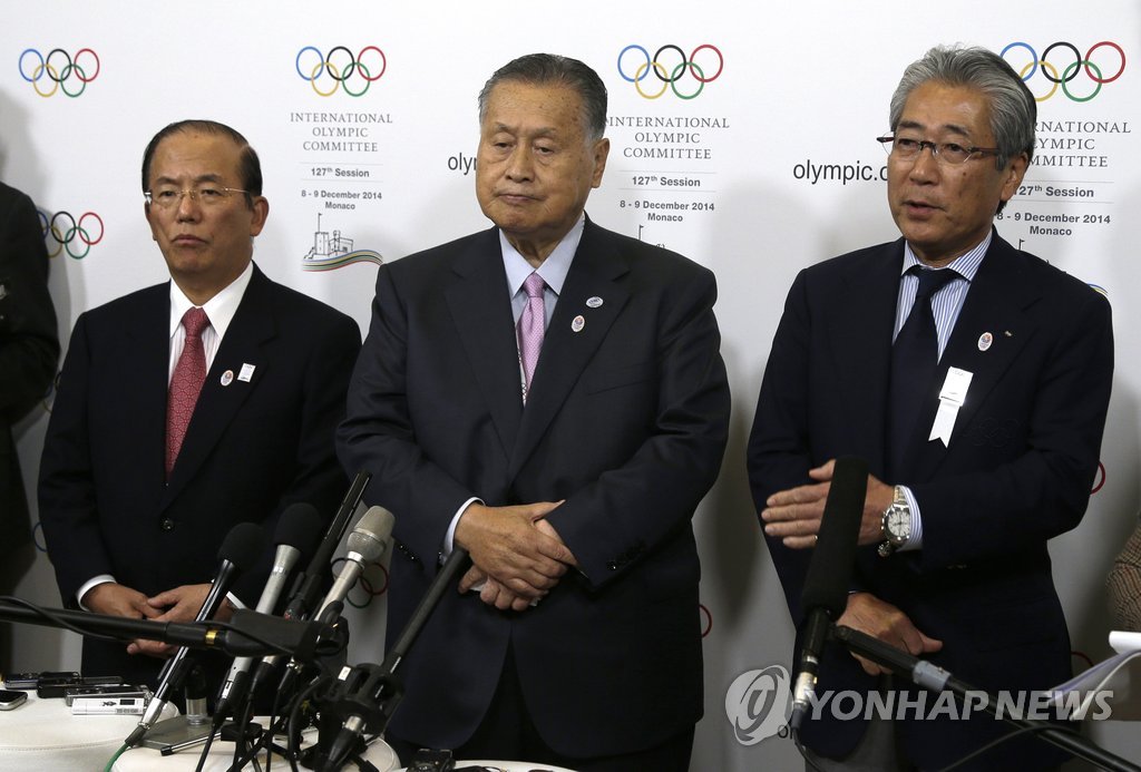국제올림픽위원회(IOC)가 지난해 12월8일 모나코에서 열린 총회에서 '여러 도시에서 올림픽을 치르는 방안'을 승인하면서 평창올림픽의 일부 종목을 일본에서 소화하는 내용의 분산 개최론이 불거졌다. 모리 요시로(가운데) 2020 도쿄올림픽 조직위원장이 모나코 IOC 총회장에서 기자회견하고 있다.