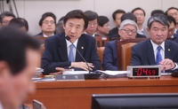 답변하는 윤병세 장관