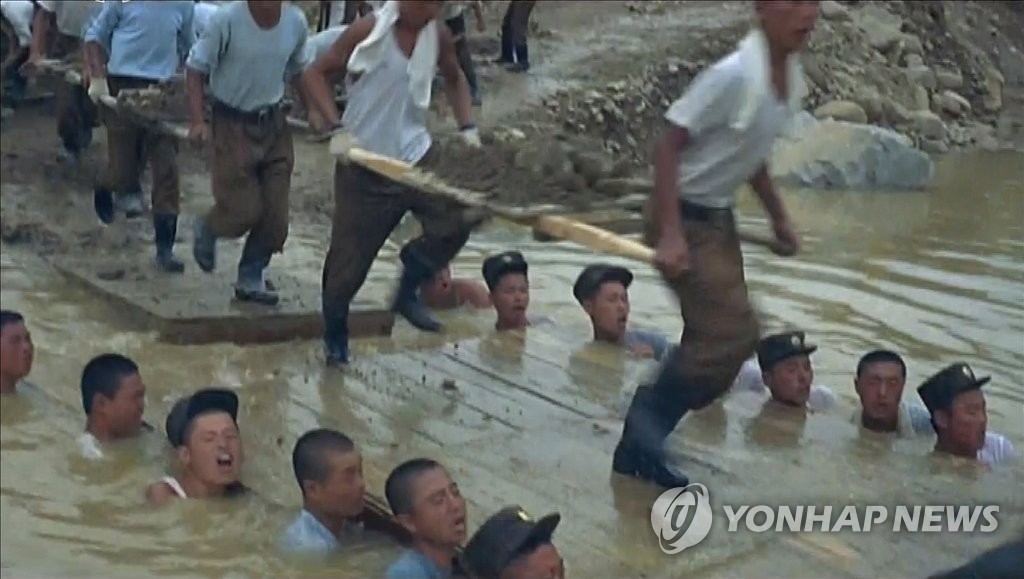 북한TV에 등장한 인민군의 '인간 다리'