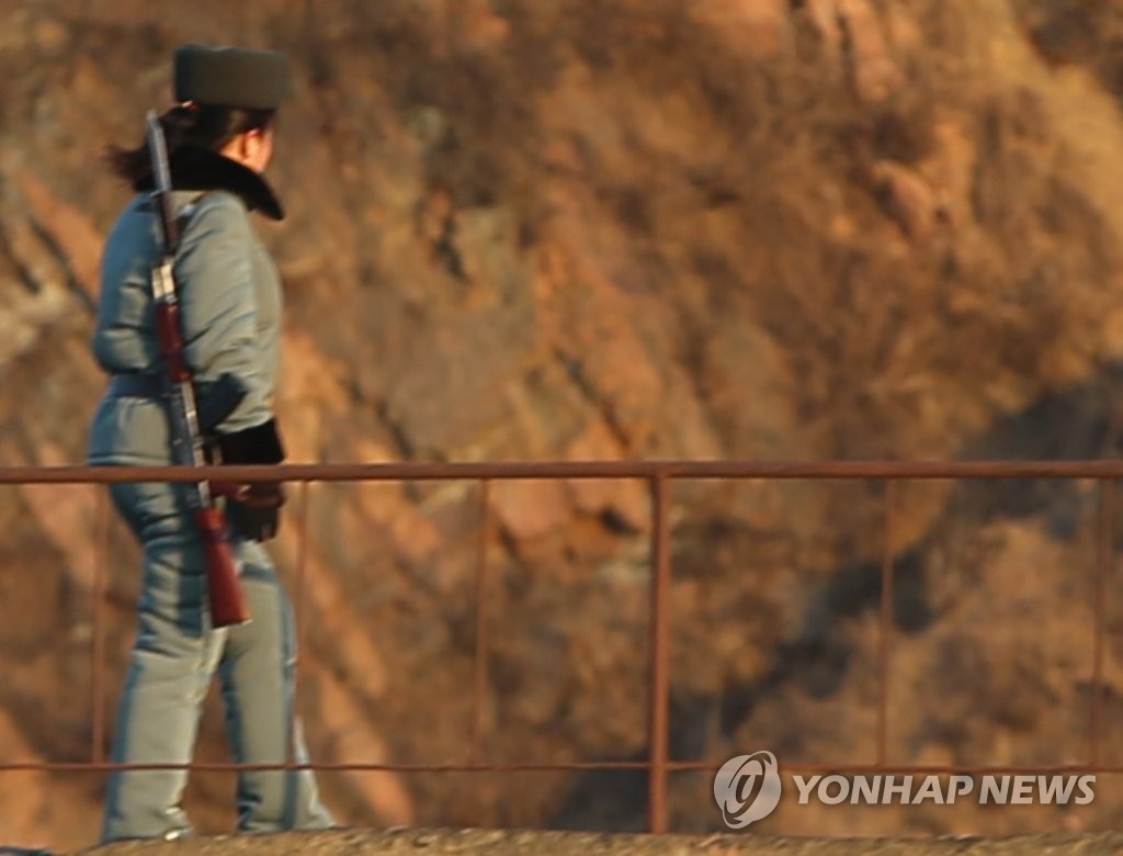 북중 접경지역인 압록강변에서 경계근무를 서고 있는 북한 인민군 여군
[연합뉴스 자료사진]
