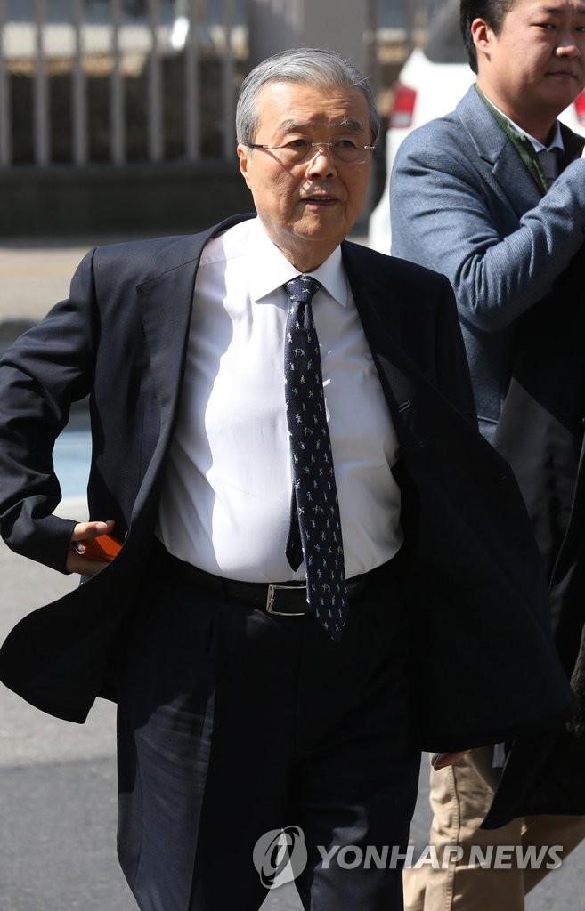 런치토크 행사장 들어서는 김종인 | 연합뉴스