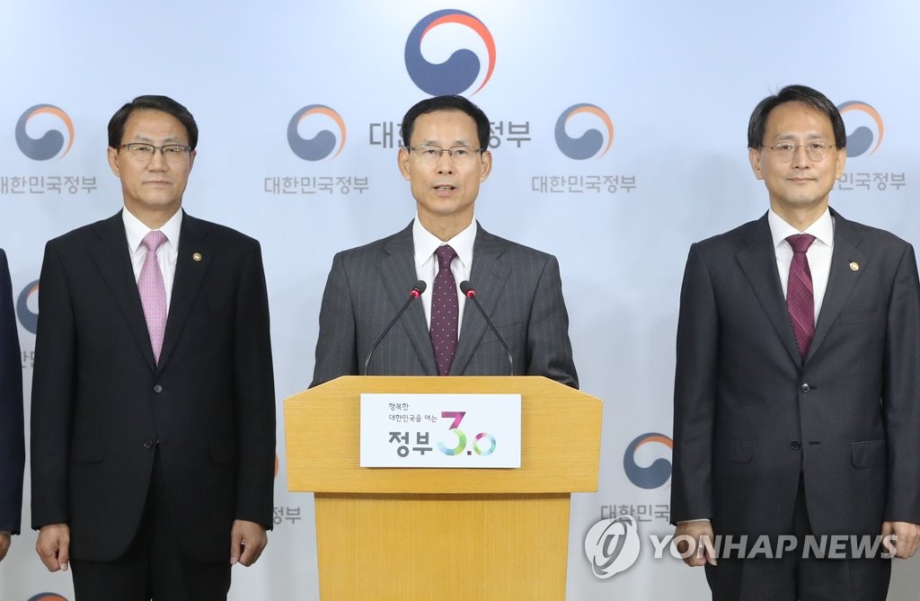 최정호 국토교통부 제2차관(가운데)이 지난 6일 오후 서울 세종로 정부서울청사에서 화물연대 집단 운송 거부에 따른 대국민 정부 합동 담화문을 관계부처 차관들과 함께 발표하는 모습. [연합뉴스 자료사진]