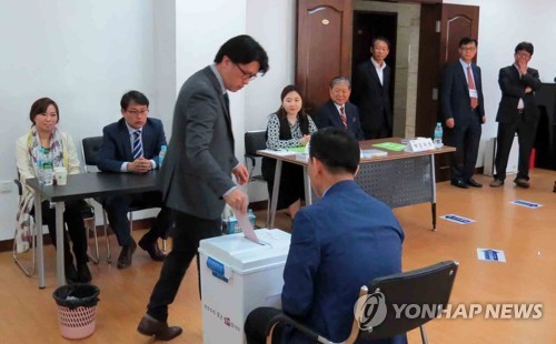 ２０１７年の大統領選挙で実施された在外投票。中国・瀋陽にある韓国総領事館での投票の様子（資料写真）＝（聯合ニュース）