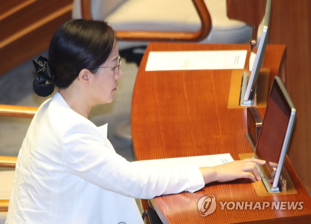 본회의 참석한 김현아 의원