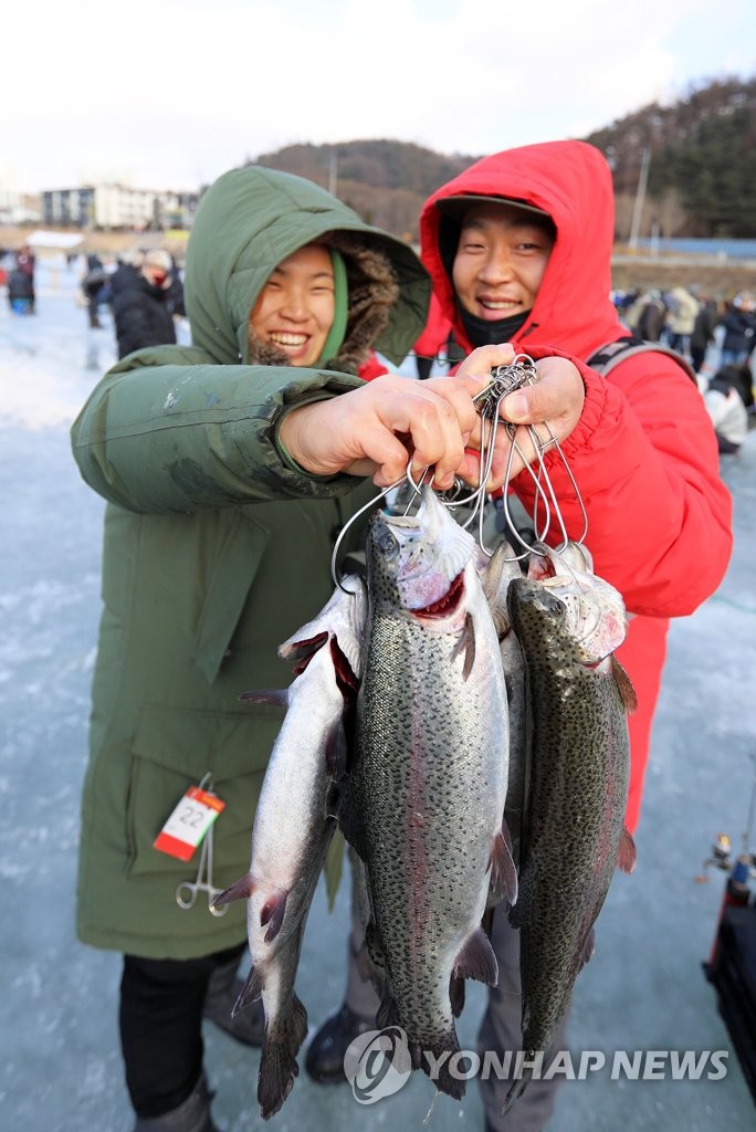 산타마을 문 열고, 송어낚시도 하고…겨울축제 개막 | 연합뉴스